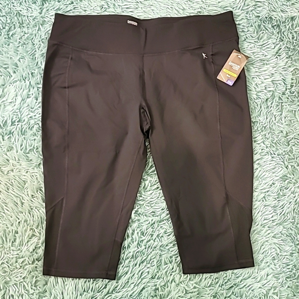 Womens capri, fitted yoga pants, size XXL (20)